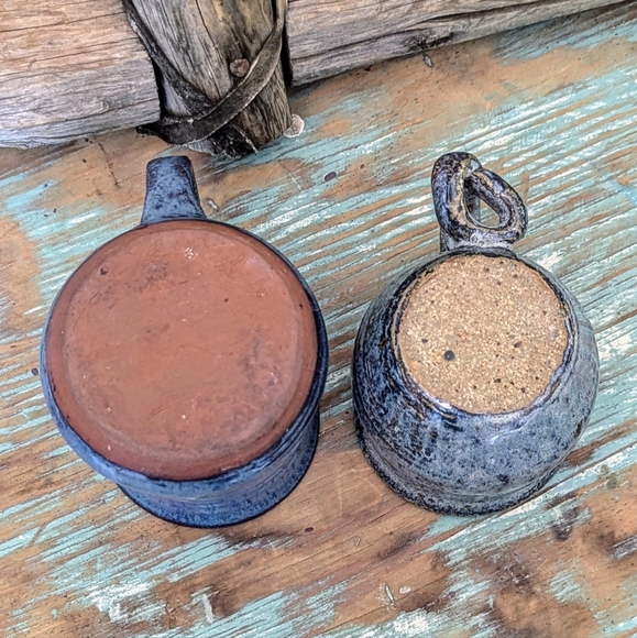 Two Bundle Of Pottery Mugs - Picture 7 of 7